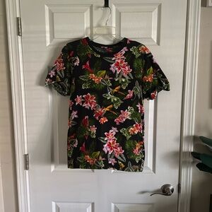 H&M floral print short sleeve pocket T-shirt, size medium